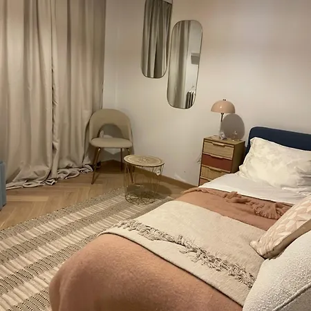 Logies One Unit Pensión 4*